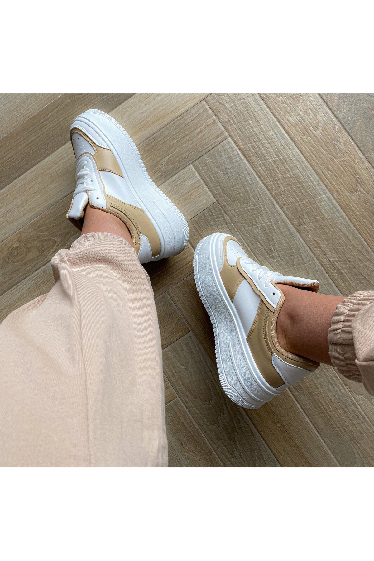 Beige LIA-sneakers.