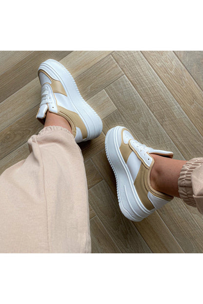 Beige LIA-sneakers.