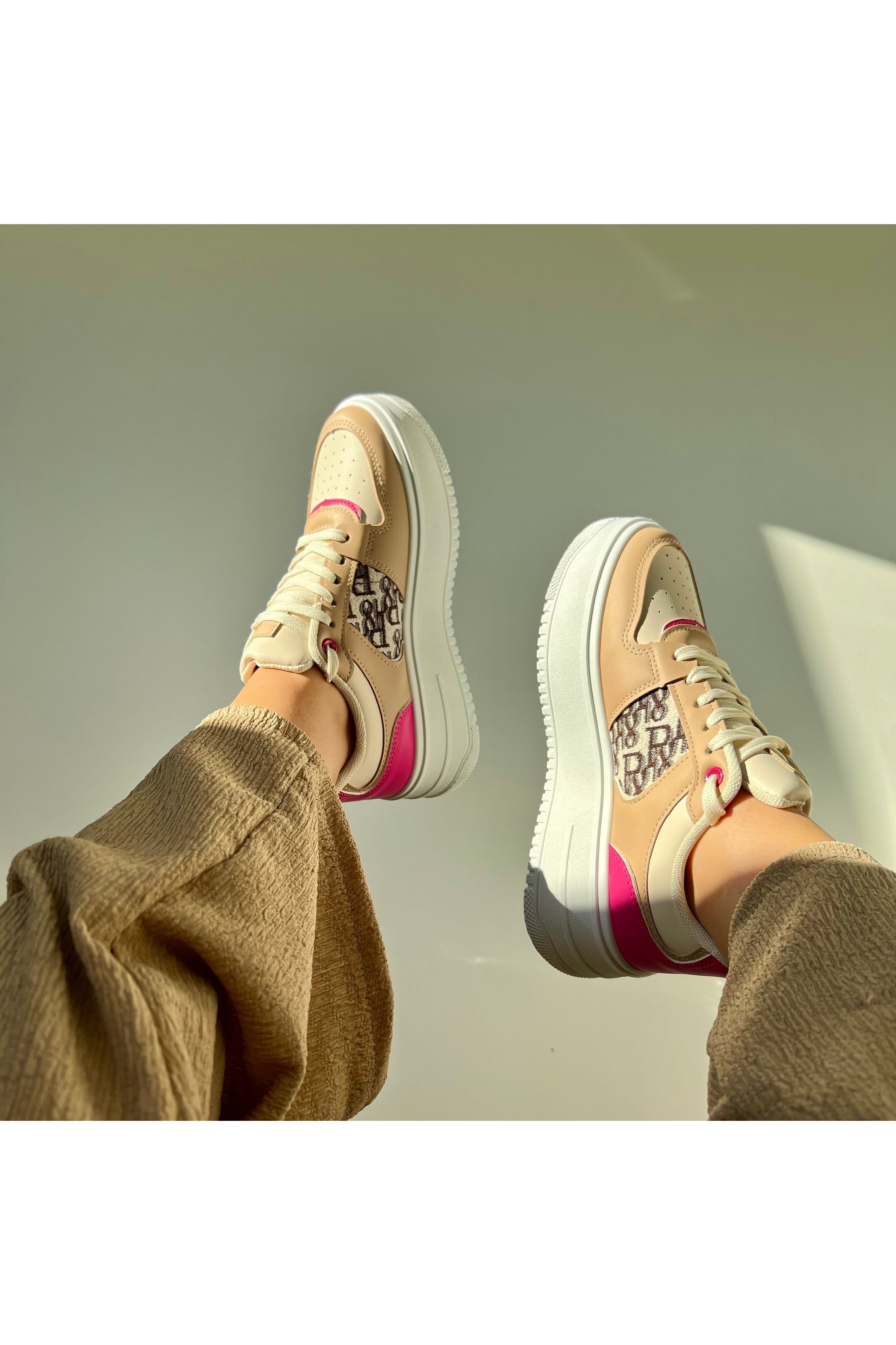 Larissa Sneakers