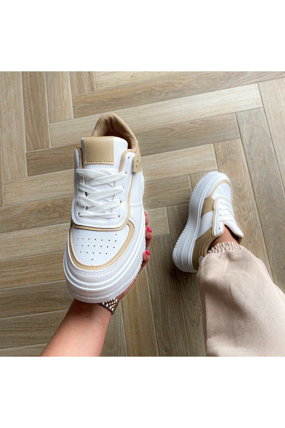 Beige LIA-sneakers.
