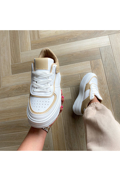 Beige LIA-sneakers.