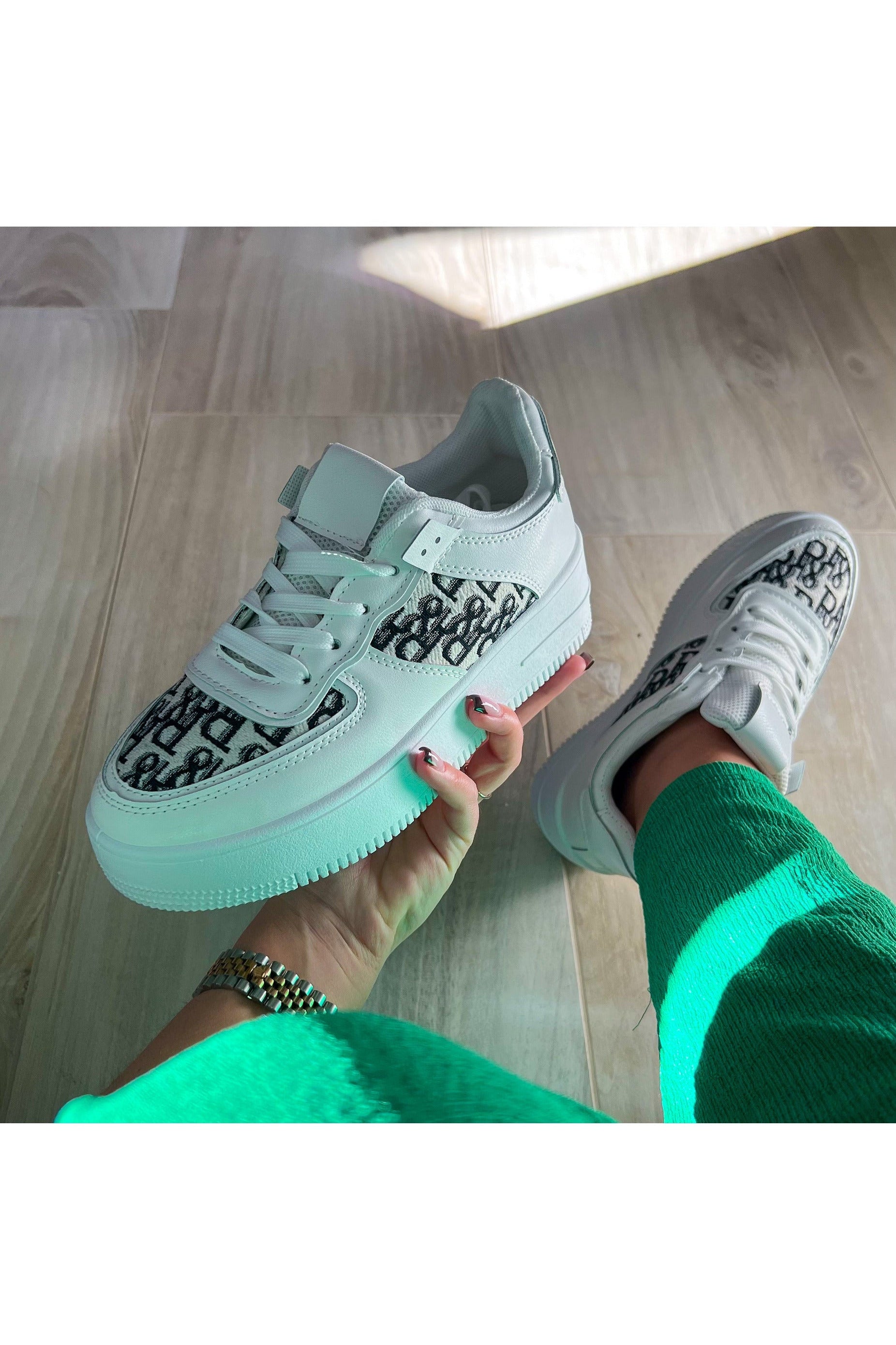 Larissa Sneakers