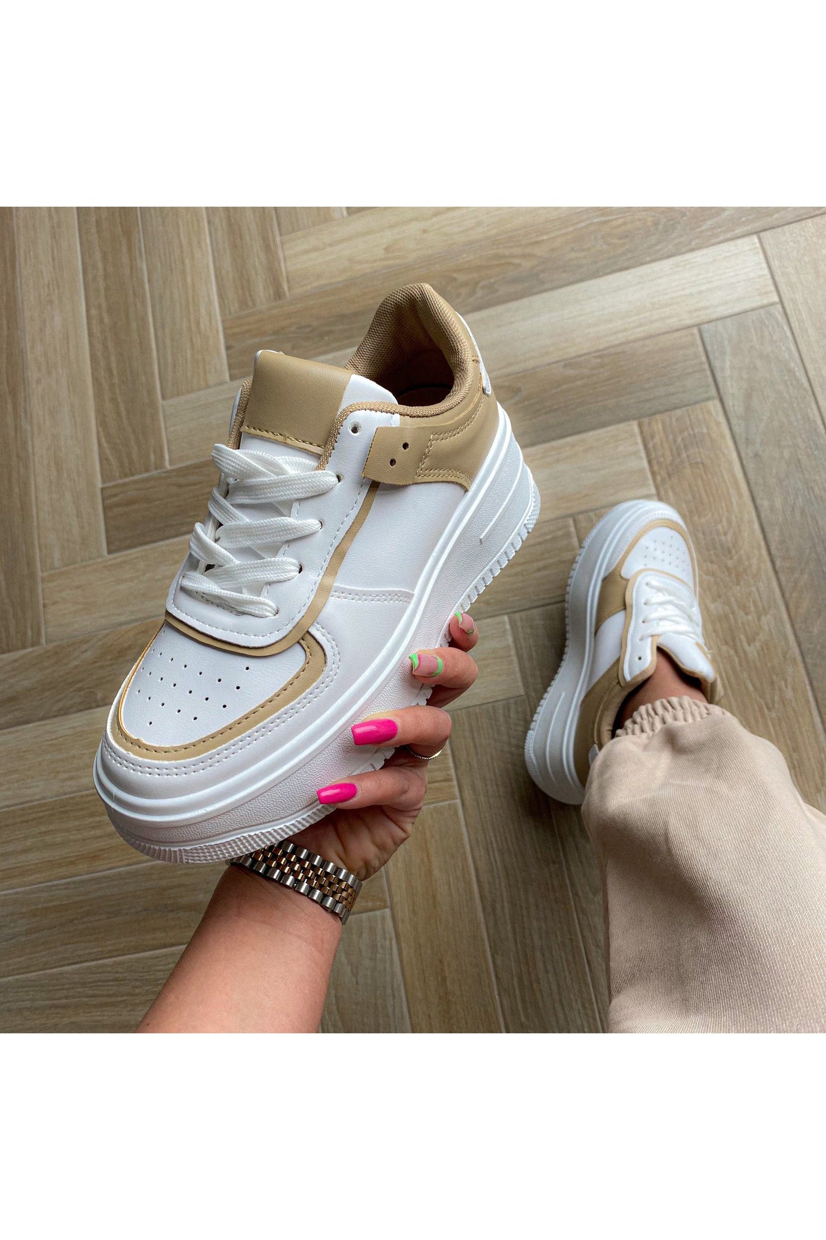 Beige LIA-sneakers.